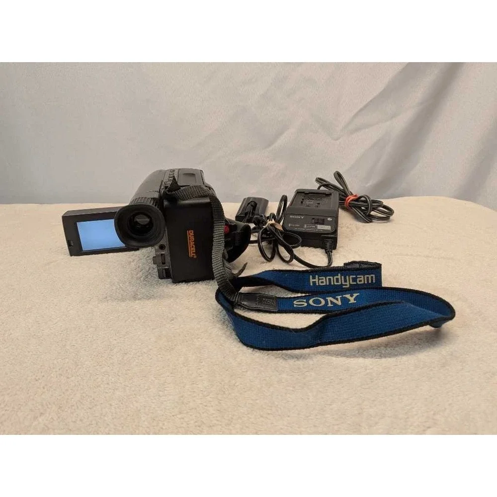 Sony Handycam CCD-TRV22 Video 8 Camcorder 26x Zoom‎ SteadyShot w AC Adapter